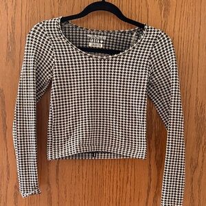 Wallflower Black & White Houndstooth Long Sleeve Crop Tee